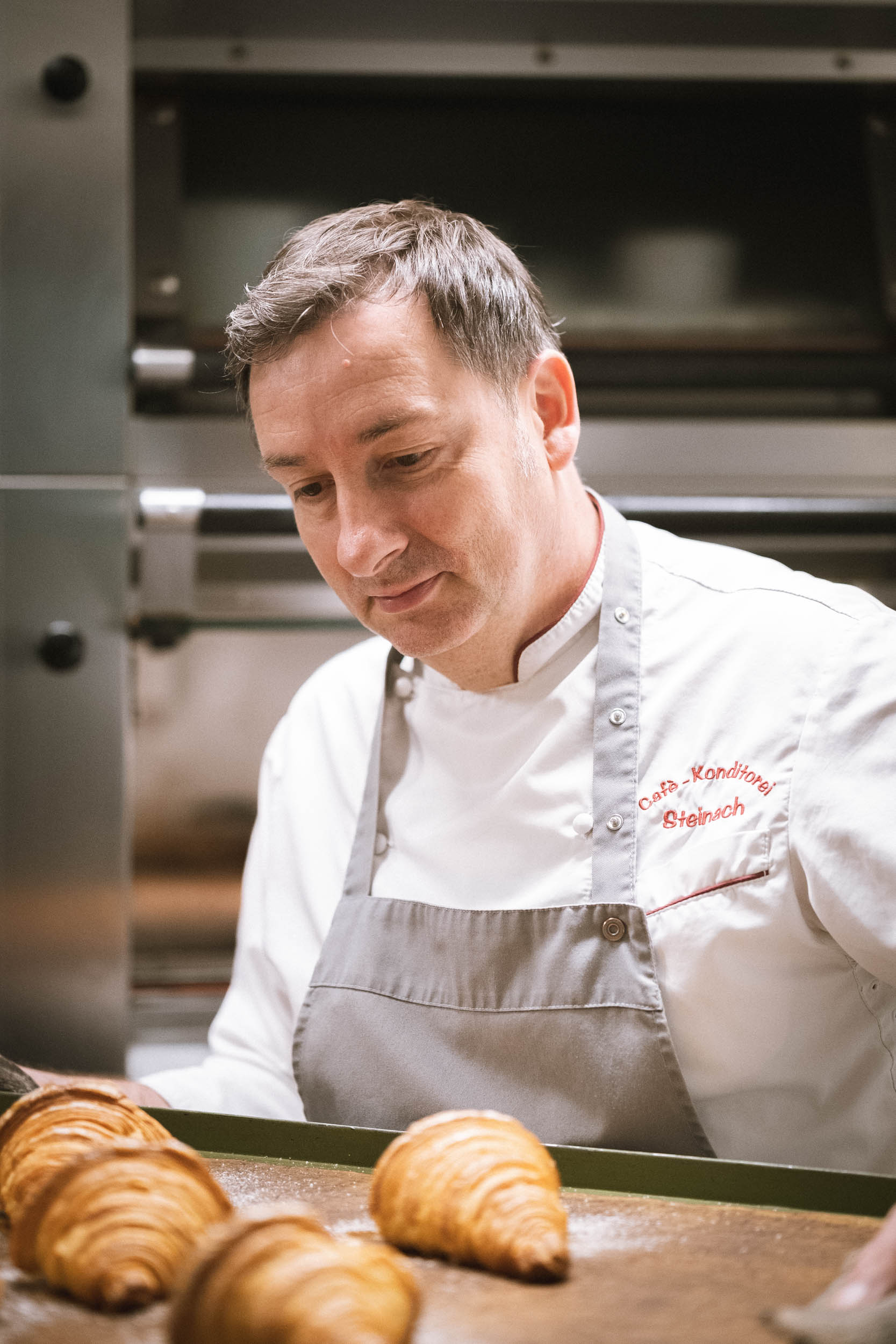 Konditor bei der Zubereitung von Gebäck