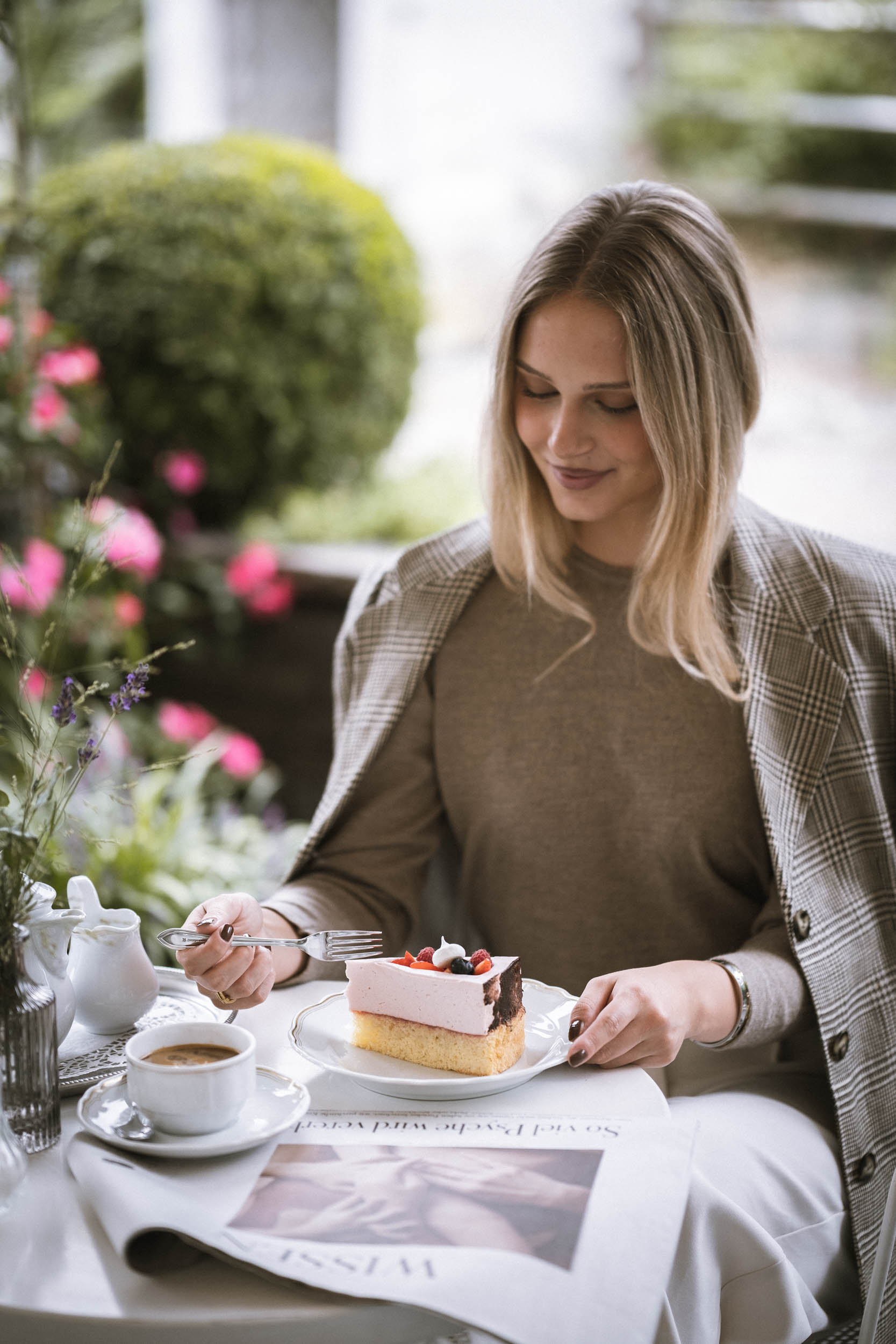 Kaffee und Croissant in der Konditorei Steinach