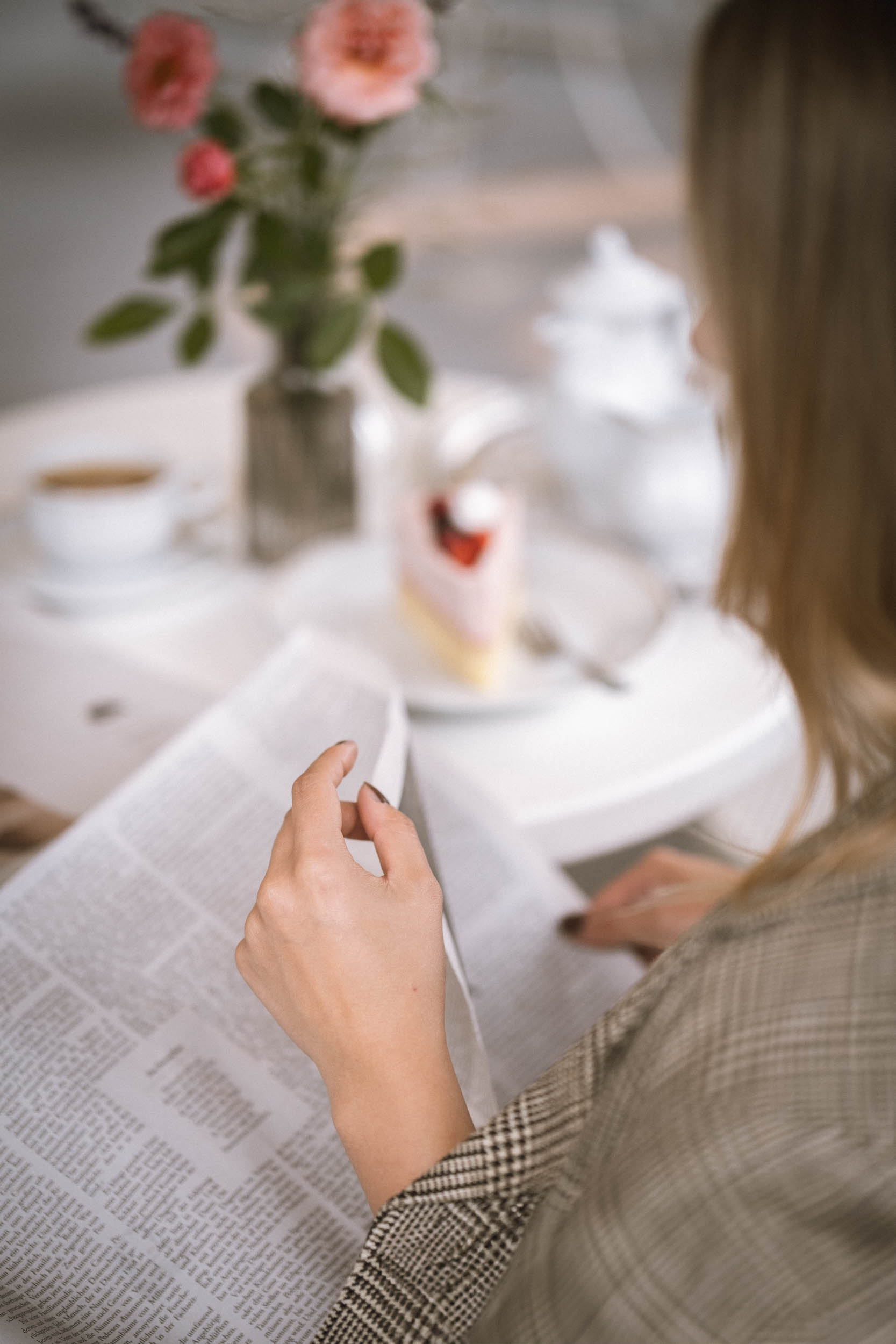 Entspanntes Kaffee-Paket mit Zeitung